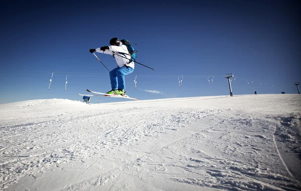 Man skidåkning på sluttningen - vintersemester — Stockfoto