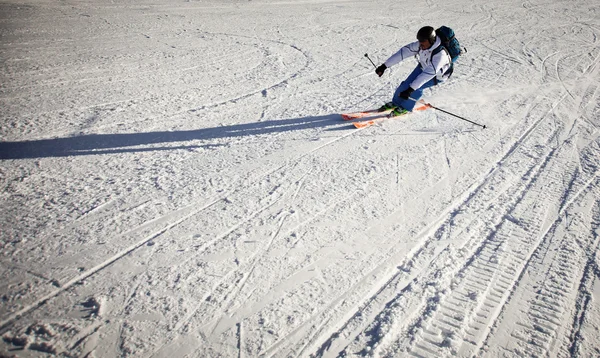 Man skiën op helling - winter vakantie — Stockfoto