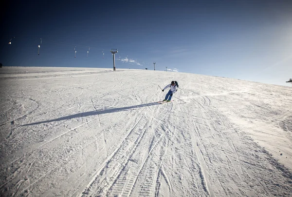 Man skiën op helling - winter vakantie — Stockfoto