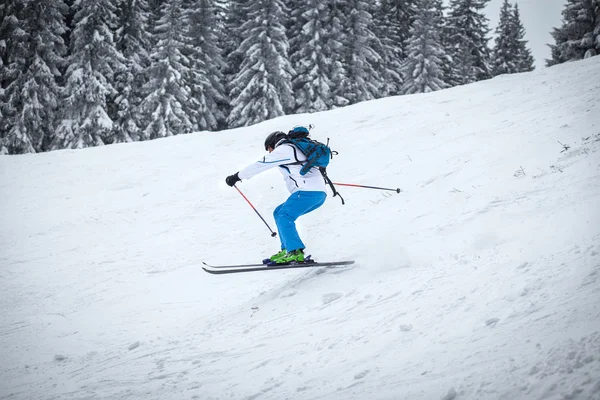 Man skidåkning på sluttningen - vintersemester — Stockfoto