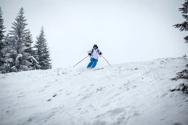 Sciare uomo in pista - vacanze invernali — Foto Stock