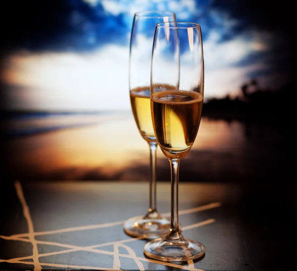 Copos de champanhe em praia tropical no pôr-do-sol - Ano Novo exótico — Fotografia de Stock