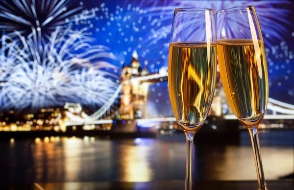 Nyårsfirande i staden - champagneglas och Tower b — Stockfoto