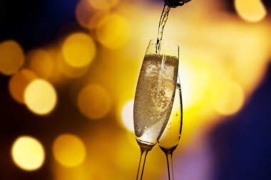 Tatil ışıklar karşı şampanya bardağı ile kızartma