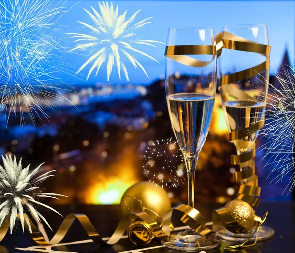 Toasting with champagne glasses against holiday lights — Stock Photo, Image