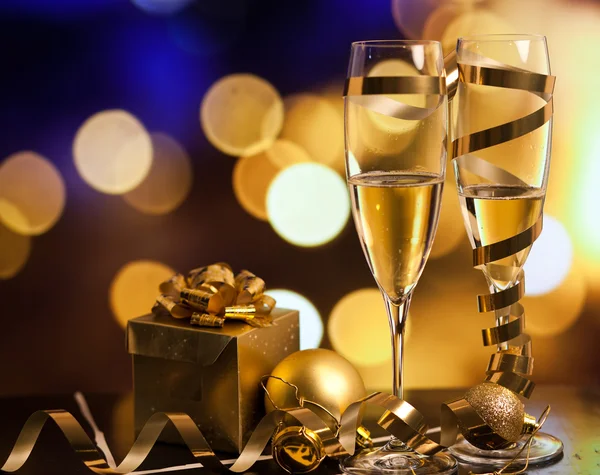 Griller avec des verres à champagne contre les lumières de vacances — Photo