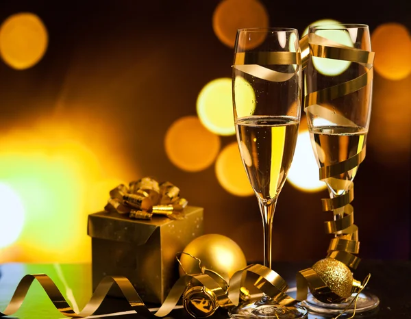 Тост с бокалами шампанского против праздничных огней — стоковое фото