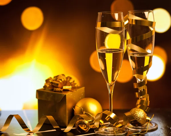 Opiekania z kieliszki do szampana przed świąteczne światełka — Zdjęcie stockowe