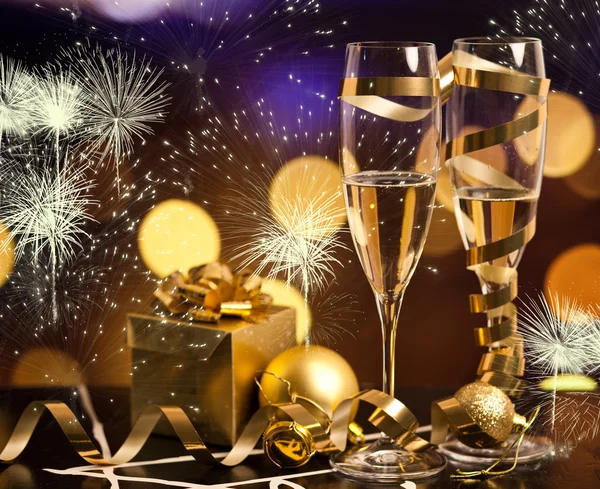 Brindis con copas de champán contra luces navideñas — Foto de Stock