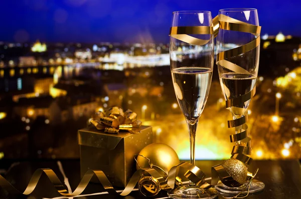 Новий рік у місті - шампанські окуляри та міські вогні на задньому плані — стокове фото