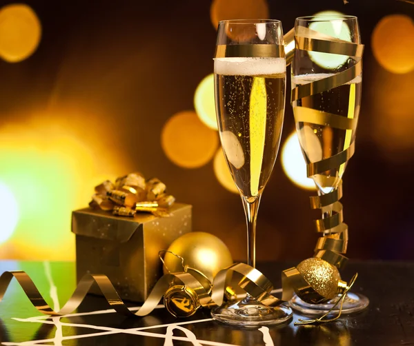 Brindis con copas de champán contra luces navideñas — Foto de Stock