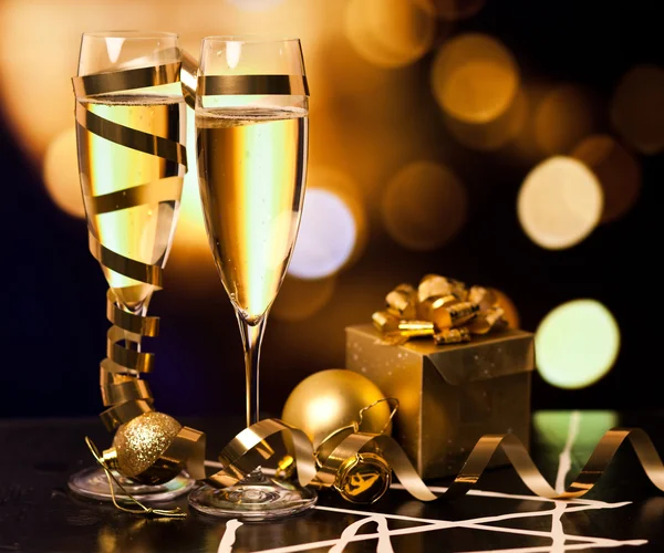 Brindis con copas de champán contra luces navideñas — Foto de Stock