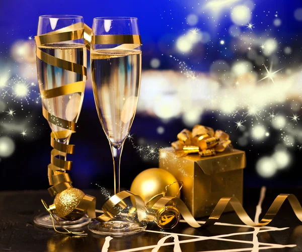 Opiekania z kieliszki do szampana przed świąteczne światełka — Zdjęcie stockowe