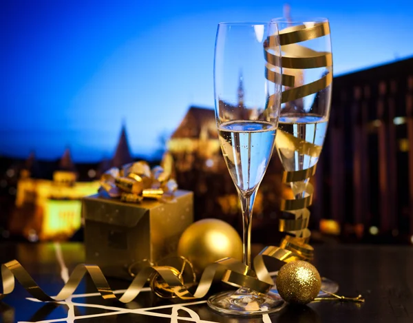 Nytt år - champagne glas och staden lamporna i bakgrunden — Stockfoto