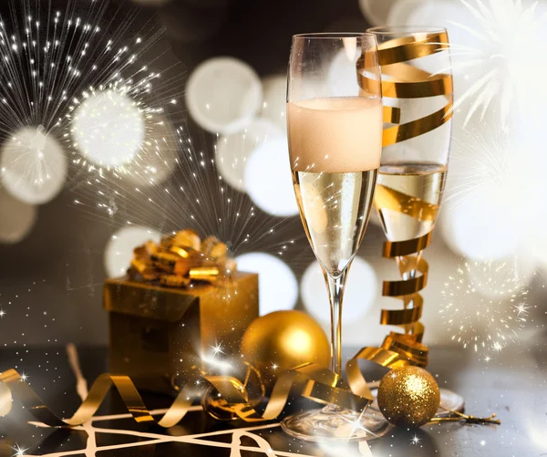 Тост с бокалами шампанского против праздничных огней — стоковое фото