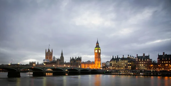 Torre del Reloj Big Ben y la casa del Parlamento en la ciudad de Westminster , —  Fotos de Stock