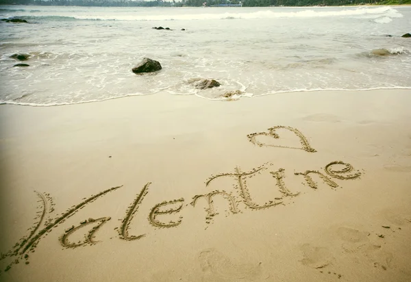 "Buon San Valentino! " scritto in sabbia sulla spiaggia tropicale - vinaccia — Foto Stock