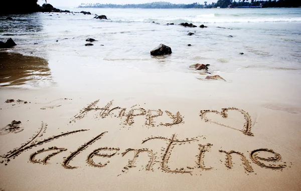 "Buon San Valentino! " scritto in sabbia sulla spiaggia tropicale - vinaccia — Foto Stock