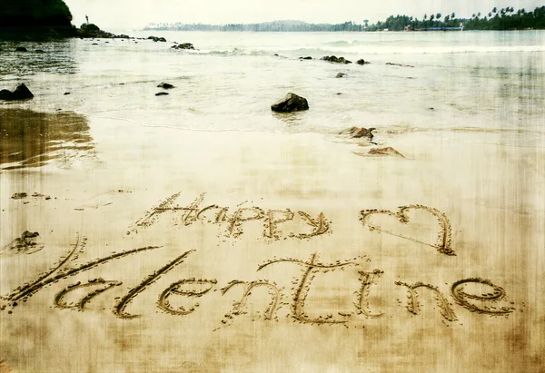"Feliz día de San Valentín! " escrito en arena en la playa tropical - vint — Foto de Stock