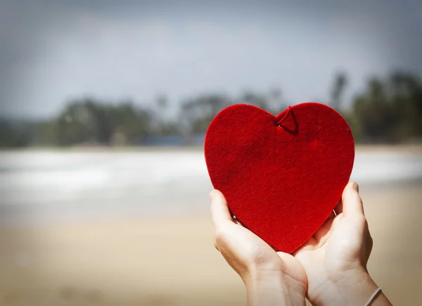 Corazón rojo en la playa de arena exótica - Concepto de San Valentín — Foto de Stock