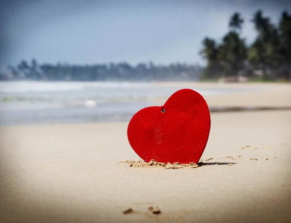 Corazón rojo en la playa de arena exótica - Concepto de San Valentín — Foto de Stock