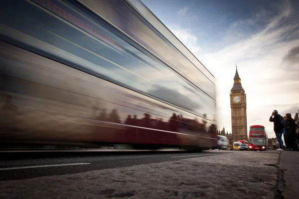 Big Ben, o Palácio de Westminster, ônibus vermelho e turistas em movimento , — Fotografia de Stock