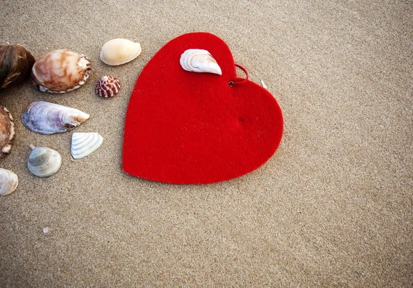 Egzotik kum plajındaki - Sevgililer günü kavramı kırmızı kalp — Stok fotoğraf