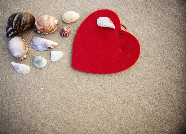Rotes Herz am exotischen Sandstrand - Valentinstag-Konzept — Stockfoto