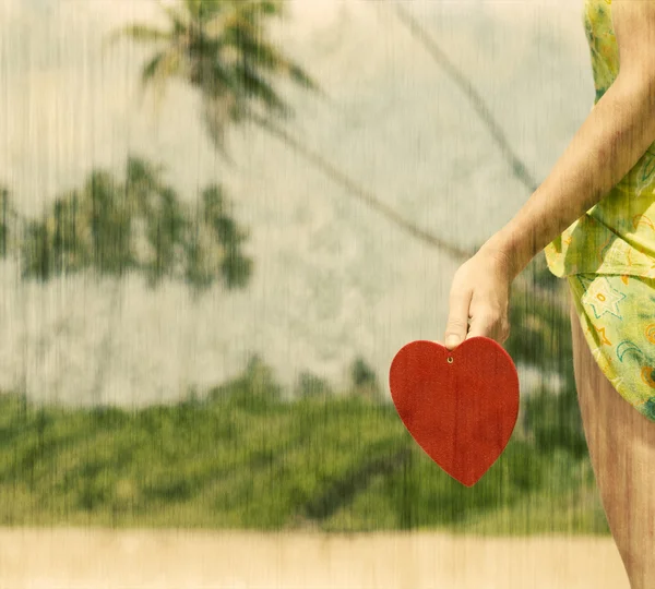 Corazón rojo en la playa de arena exótica - Concepto de San Valentín — Foto de Stock