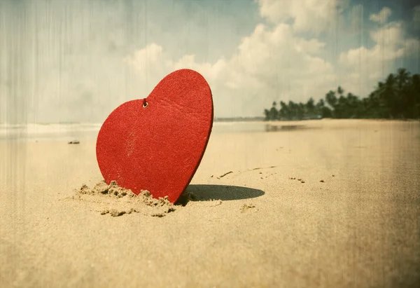 Corazón rojo en la playa de arena exótica - Concepto de San Valentín — Foto de Stock