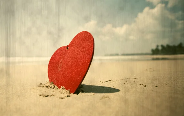 Czerwone serce na egzotycznej plaży - Walentynki koncepcja — Zdjęcie stockowe