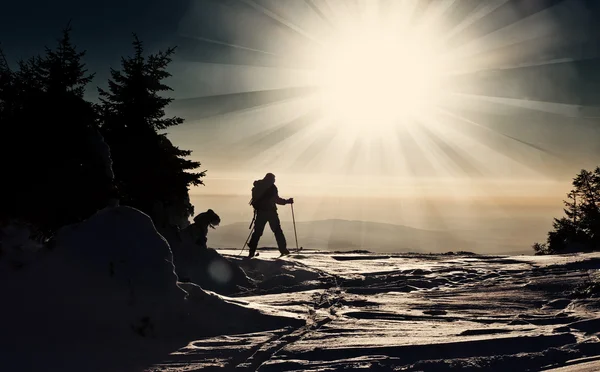 Backcountry-Skifahrer erreicht den Gipfel bei Sonnenuntergang — Stockfoto