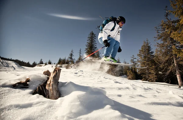 Mann übt Extremski an sonnigem Tag — Stockfoto