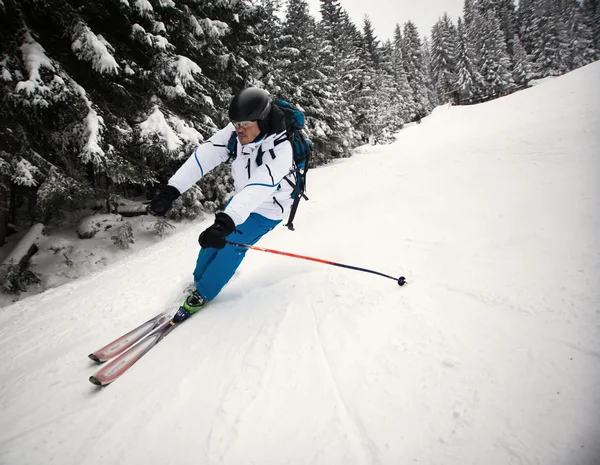 Muž lyžování na svahu - zimní dovolená — Stock fotografie