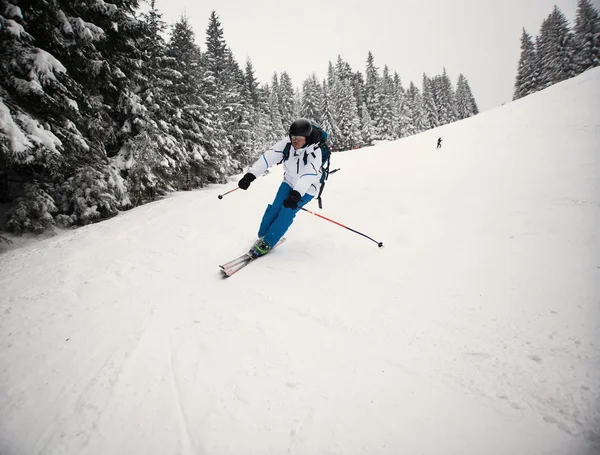 Człowiek na nartach na stoku - zimowe wakacje — Zdjęcie stockowe