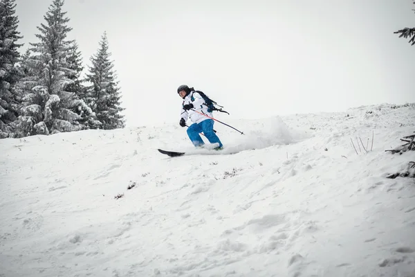 Człowiek na nartach na stoku - zimowe wakacje — Zdjęcie stockowe