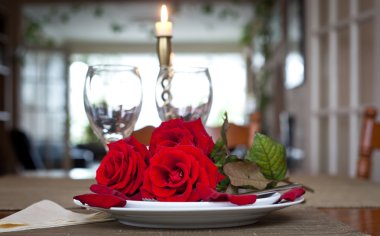 Kırmızı güller ile plaka üzerinde ayarlama - Sevgililer kutluyor tablo