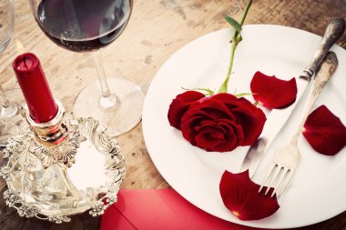 Kırmızı güller ile plaka üzerinde ayarlama - Sevgililer kutluyor tablo