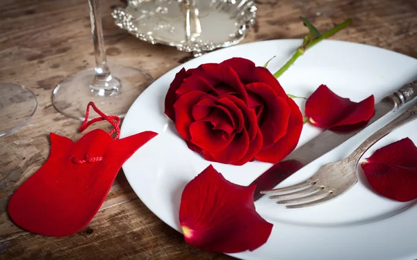 Cenário de mesa com rosas vermelhas no prato - celebrando o Dia dos Namorados — Fotografia de Stock