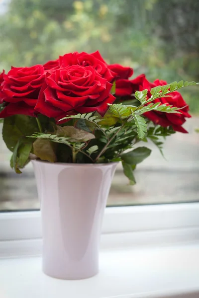 Cenário de mesa com rosas vermelhas no prato - celebrando o Dia dos Namorados — Fotografia de Stock