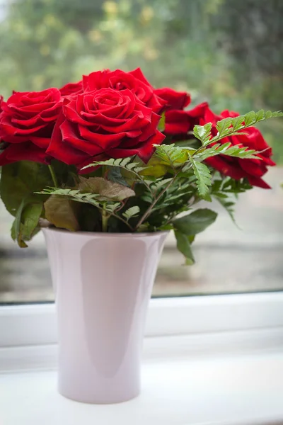 Cenário de mesa com rosas vermelhas no prato - celebrando o Dia dos Namorados — Fotografia de Stock