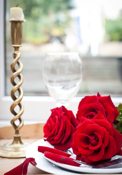 Table avec des roses rouges sur l'assiette - célébration de la Saint-Valentin — Photo