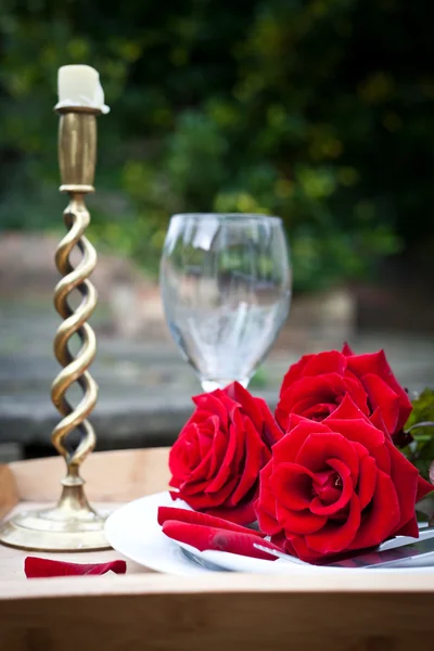 Table avec des roses rouges sur l'assiette - célébration de la Saint-Valentin — Photo