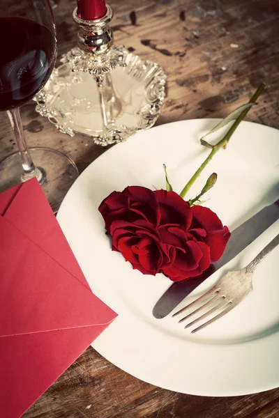 Cenário de mesa com rosas vermelhas no prato - celebrando o Dia dos Namorados — Fotografia de Stock