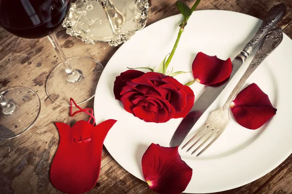 Table setting with red roses on plate - celebrating Valentine's — Stock Photo, Image