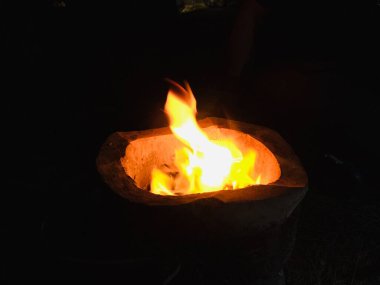 Siyah arka planda ocakta yanan alevlerin yakın çekim görüntüsü