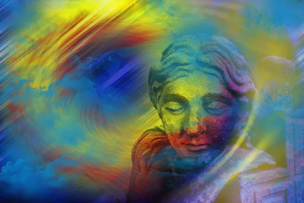 Μυστικιστική δυστυχώς σοβαρές Άγγελος / δυστυχώς τάφος Άγγελος μυστικιστική με σύννεφα σε μπλε φως — Φωτογραφία Αρχείου