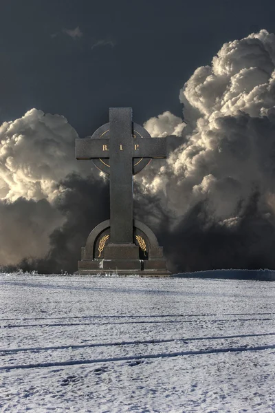 Kříž na kopci s mraky. — Stock fotografie