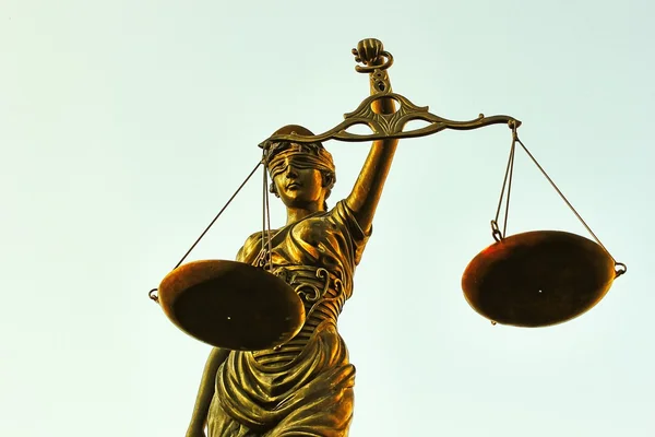 Justitia şiirsel bir adalet