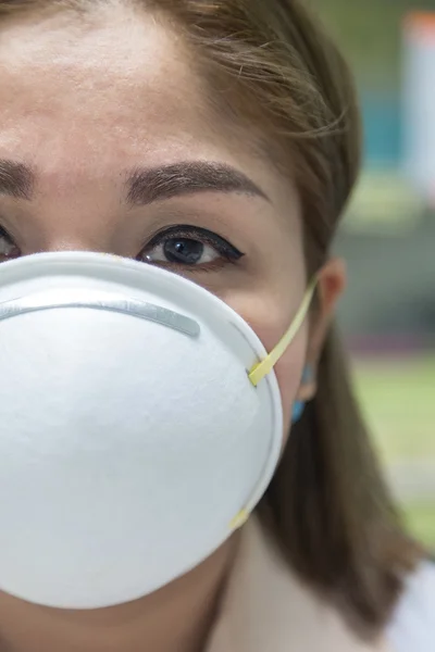 Врач и защитная маска — стоковое изображение Врач и защитная маска Стоковое Фото